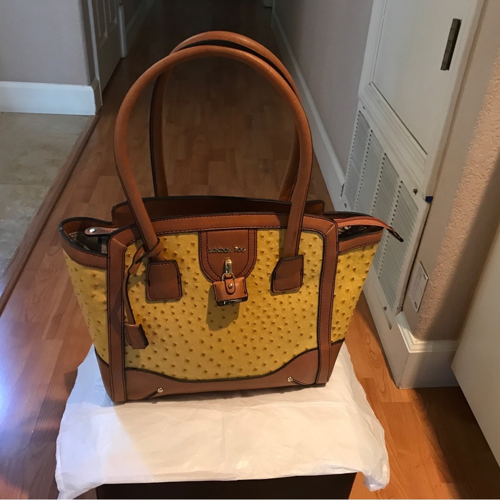 Attractive leather London Fog hand bag !